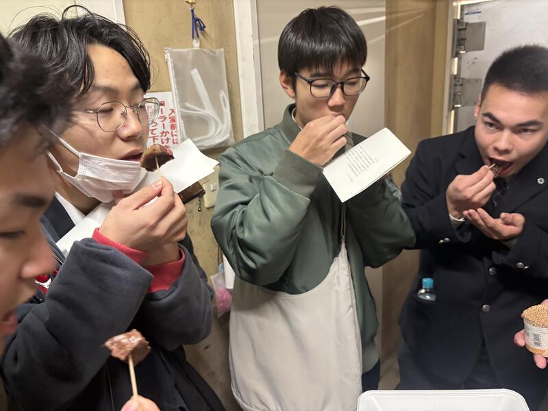 販売会前の試食の様子